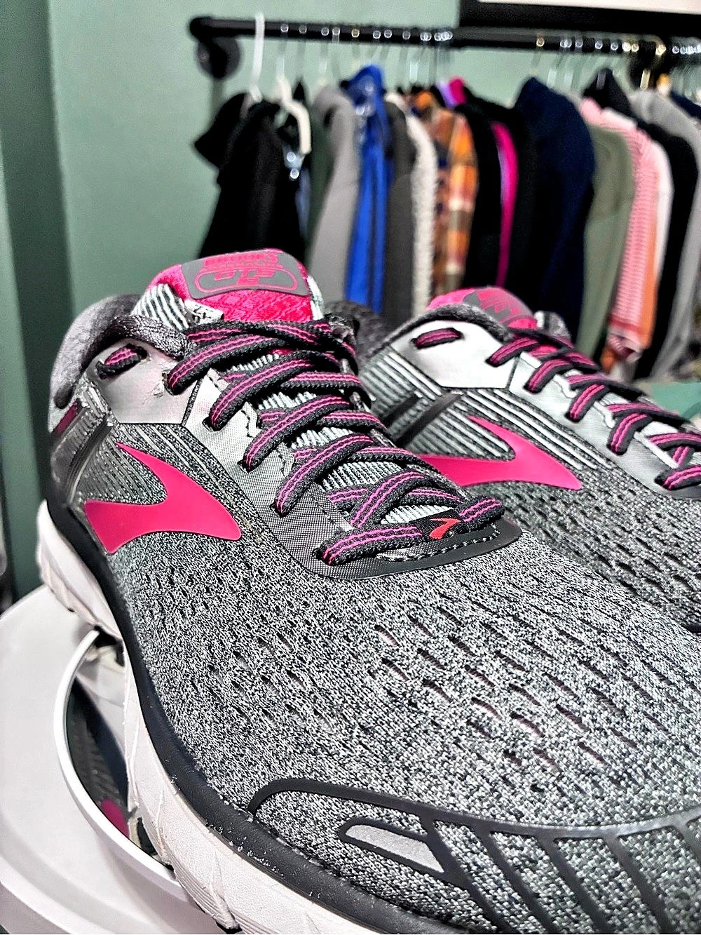 Brooks Adrenaline GTS Women’s Gray & Pink US 10 B Like New